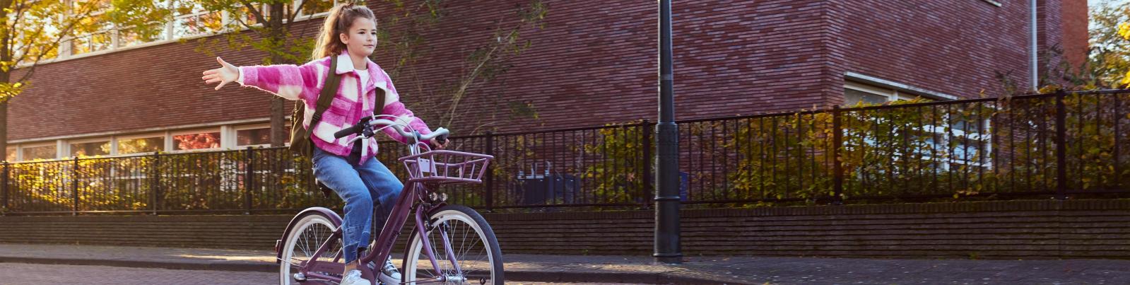 Meisjes fietsen'
